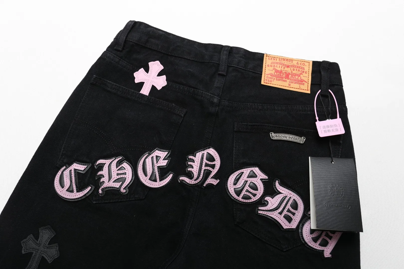 P280 Style number: D207 Chrome Hearts Chrome Hearts jeans Color: Black with pink Size: S M L XL Corresponding sizes 28 30 32 34 Detailed sizes can be found in Figure 9